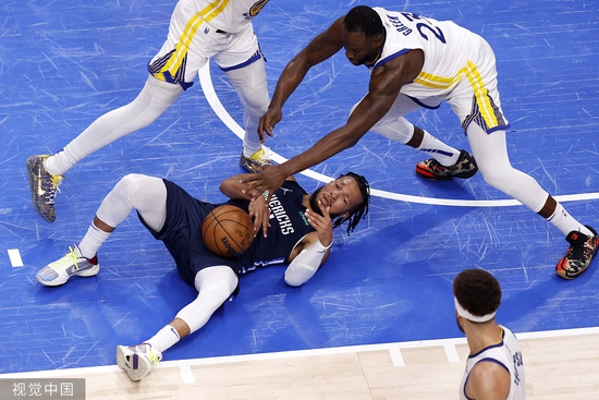 布伦森倒地，格林上前扑抢。