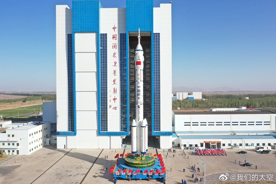 神舟十四号载人飞船已转运至酒泉卫星发射中心的发射区&nbsp;图源：@我们的太空