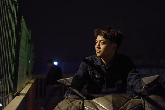 　　谢忠旭 　　晚上7点，家住回龙观的联想工程师谢忠旭在天桥上眺望车流。他5年前来京，如今月薪1万元出头，下班后除了到邻近的大学跑步，就是与电钢琴和吉他为伴。