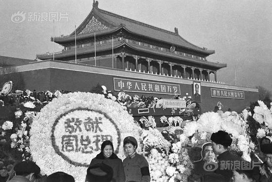　　[周恩来逝世周年祭]1977年1月8日，天安门两侧摆满了纪念周恩来的花圈。1976年清明节，天安门爆发了悼念周恩来、反对“四人帮”的震惊中外的“四五运动”。随后，三百余人被捕入狱。摄影|贺延光