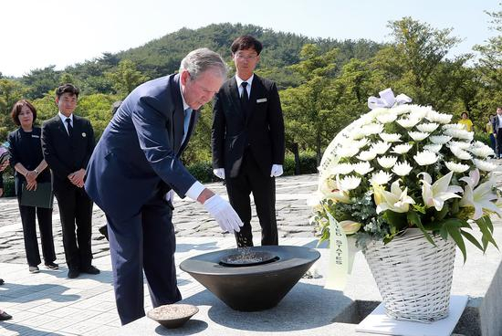 韩国举行卢武铉逝世十周年追悼仪式 美前总统小布什出席&nbsp; 图自视觉中国