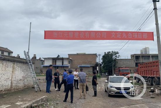 　　▲7月22日上午，“文定九合”项目准备开工，西咸新区泾河新城综合执法局的工作人员赶来，叫停了施工。