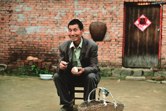  2016年4月25日，安徽六安市金寨县花石乡，大湾村村民陈泽申在自家的院子里。