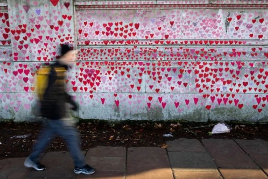 ▲人们走过伦敦国家新冠纪念墙