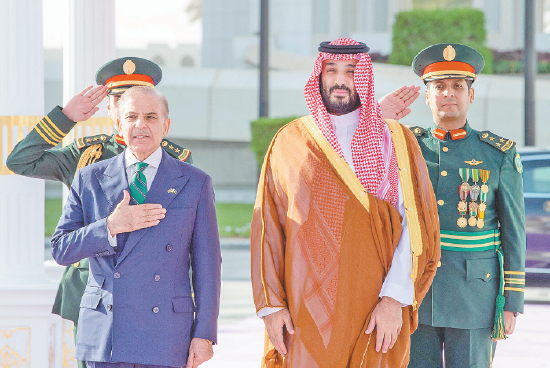 17日，沙特王储兼首相穆罕默德·本·萨勒曼（前右）在首都利雅得迎接巴基斯坦总理夏巴兹（前左）来访。（视觉中国）