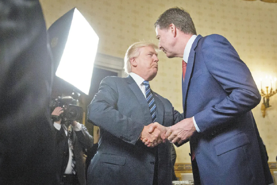 2017年1月22日，特朗普首次就任总统后在白宫会见时任联邦调查局局长科米（右）。（视觉中国）