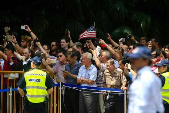 　　“金特会”吸引了大批新加坡民众和游客的关注，不少人驻足在街道两边用手机拍摄急驰而过的特朗普的车队。