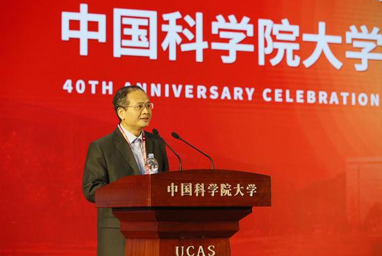 校友代表1985级研究生周向宇发言