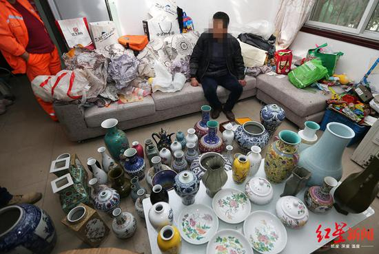 ▲看着一屋子的假古董，吴超（化名）欲哭无泪