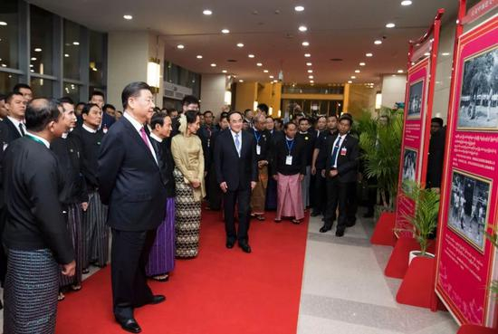 　　▲当地时间1月17日晚，国家主席习近平在内比都第二国际会议中心出席中缅建交70周年庆祝活动暨中缅文化旅游年启动仪式。这是仪式开始前，习近平在缅方领导人陪同下，观看庆祝中缅建交70周年图片展。新华社记者黄敬文摄