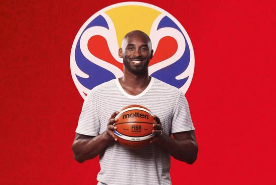 这是国际篮联篮球世界杯全球大使科比在2019年篮球世界杯会徽前留影。新华社发