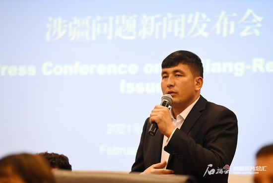 2月10日，艾斯穆图拉·托合提在答记者问。石榴云/新疆日报记者 王臻摄
