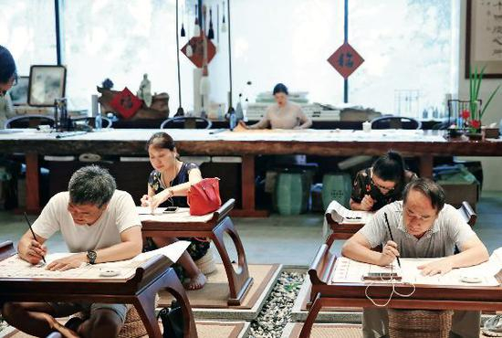 游客在海南一处医疗旅游中心内体验养生项目。图/ 视觉中国