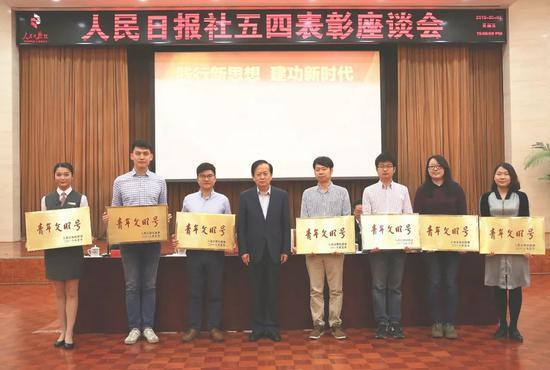李宝善社长为获得报社青年文明号的获奖集体代表颁奖。