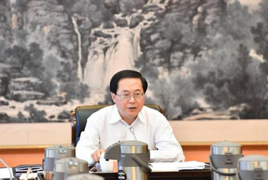 　　省委常委会7日举行会议，传达学习中共中央办公厅有关通报精神。省委书记车俊主持会议。浙江在线记者 梁臻 摄