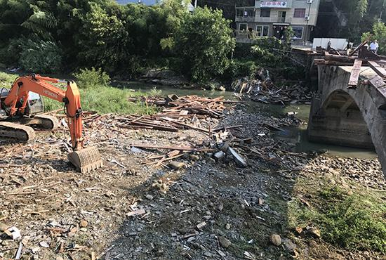 桐庐县廊桥垮塌现场。澎湃新闻记者 陆玫 摄