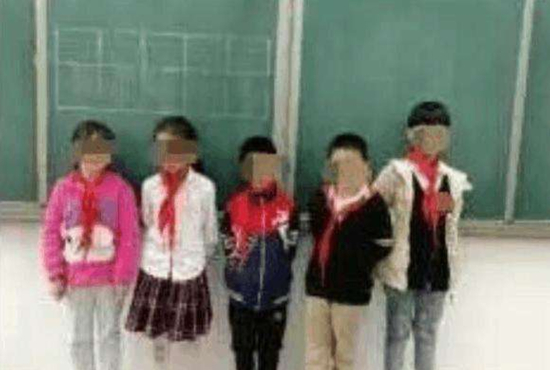 　小彤和几名迟到的同学被老师罚站黑板下，并被要求蹲马步（网络图，与本文无关）