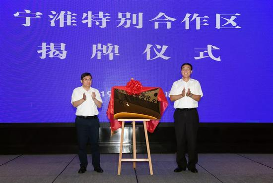 　　7月27日，江苏省委常委、南京市委书记张敬华与淮安市委书记、市人大常委会主任姚晓东共同为宁淮特别合作区揭牌。