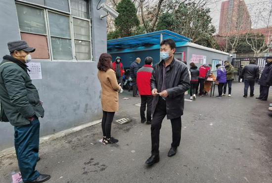 城中村也有“北欧式”排队。 胡幸阳 摄