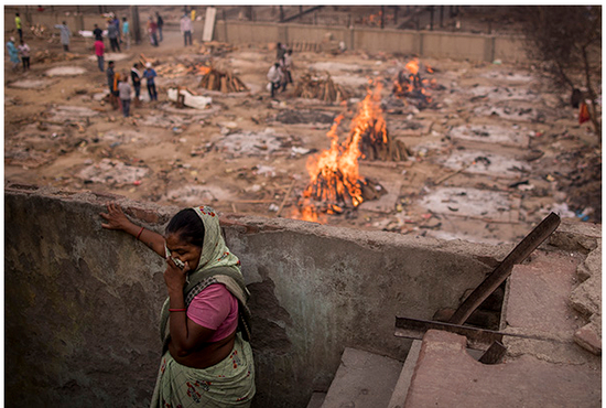 当地时间2021年5月9日，印度首都新德里，当地火葬场在处理新冠肺炎死者遗体。人民视觉&nbsp; 资料图