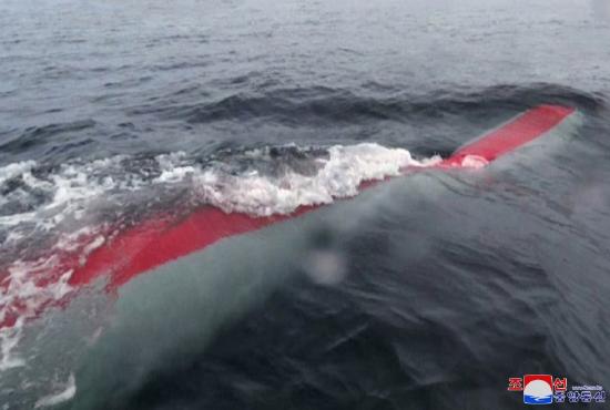 在水下航行的“海啸”的核无人潜水攻击艇。