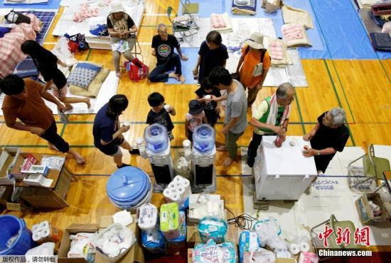 　　当地时间2018年7月11日，日本冈山Mabi，民众撤离至临时避难所。日本西部地区连降特大暴雨，引发30多年来最严重水灾。