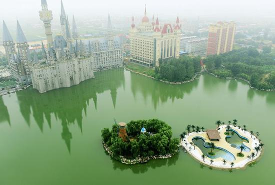 从18层高的塔庙上俯瞰南校区