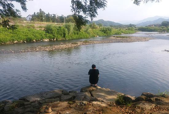 杨轩在老家河边。