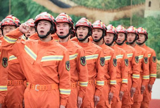 这是参加授旗仪式的消防救援人员进行集体宣誓。新华社记者 王晔 摄