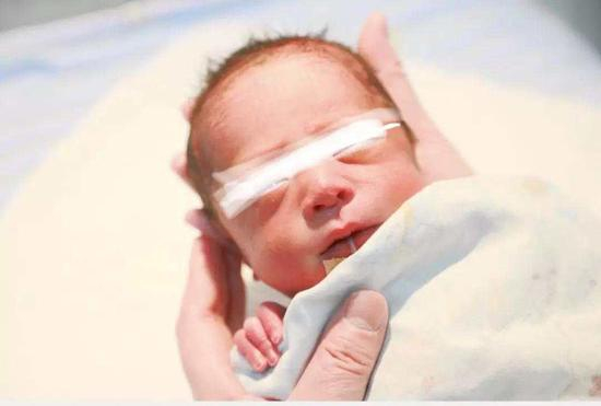 出生三天的“添宫宝宝”。