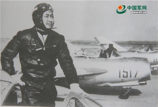 1965年，方槐任军长时在丹东机场参加飞行。&nbsp; 中国军网 资料图