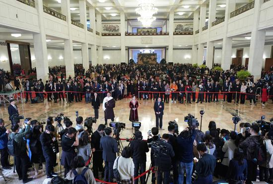 　　3月9日，全国政协十三届二次会议在北京人民大会堂举行第二次全体会议。这是全国政协委员扎西、迪丽娜尔·阿布拉、廷·巴特尔在“委员通道”接受采访。新华社记者 陈晔华 摄