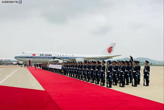 △机场红地毯。（央视记者马超拍摄）