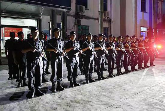 警方正在列队。 海南警方供图