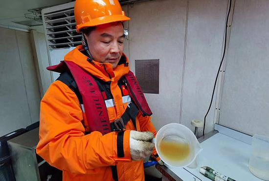 　考察队员捕获的浮游生物样品