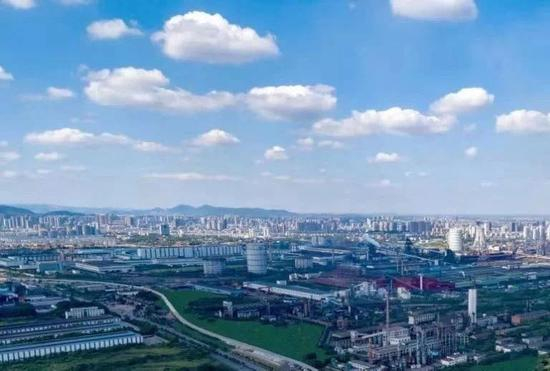 图为新钢园区鸟瞰图。图片来源：中国冶金报社官方微信