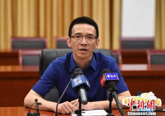 桐庐县气象局局长陈斌通报情况。　王刚 摄