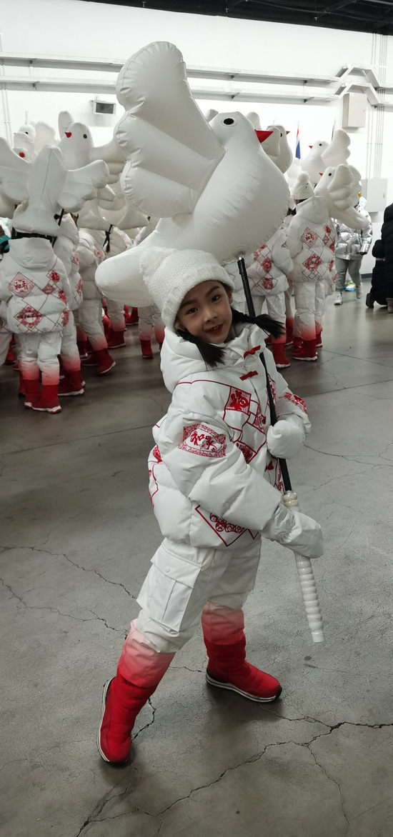 东四九条小学金帆舞蹈团年龄最小的演员张楚仪正在备场。受访者供图