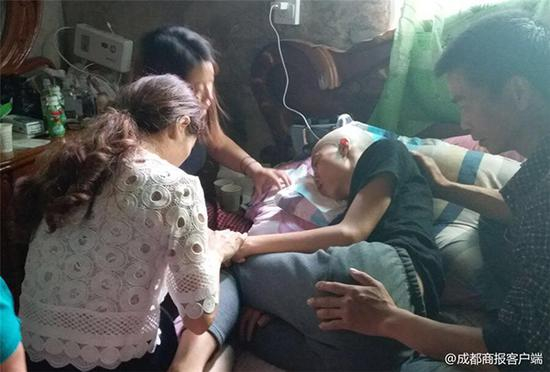 谢云涛中毒第三天，亲友看望。 受访者供图