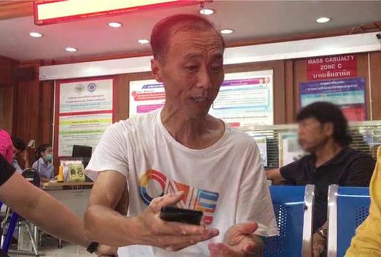 郑兰庆向媒体和志愿者讲述一家五口人在凤凰号上的经历。澎湃新闻记者 邓雅菲 图