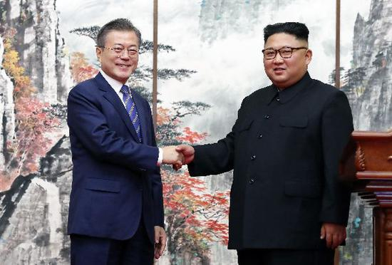 ▲金正恩（右）与文在寅在举行共同记者会后握手。 图/新华社