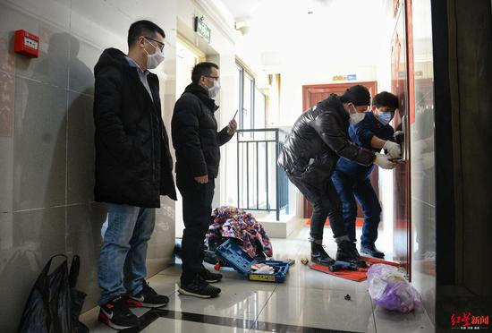 ↑武汉小动物保护协会的工作人员用视频通话的形式让宠物主人看到开锁的情况。