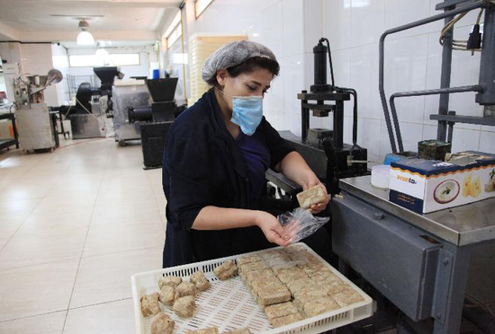 10月27日，一名工人正在巴德尔·哈苏恩的橄榄皂生产基地工作。新华社记者 李良勇 摄