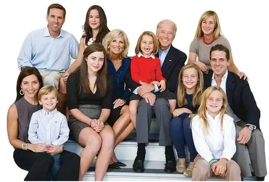 （图说：2010年，拜登全家福）