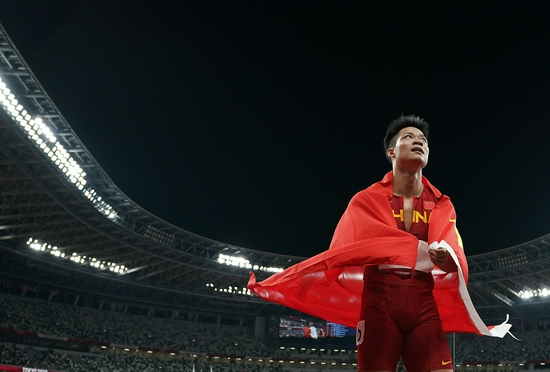 　　8月1日，苏炳添在田径项目男子100米决赛后身披国旗。当日，中国运动员苏炳添在男子百米半决赛中跑出了9秒83的成绩，在随后进行的决赛中，苏炳添未能跻身前三。 新华社记者&nbsp;吕小炜&nbsp;摄