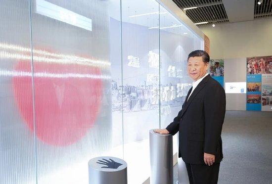 △2017年6月26日，习近平总书记在国家博物馆参观香港回归祖国20周年成就展，并按下“同心圆”互动装置的触摸板。