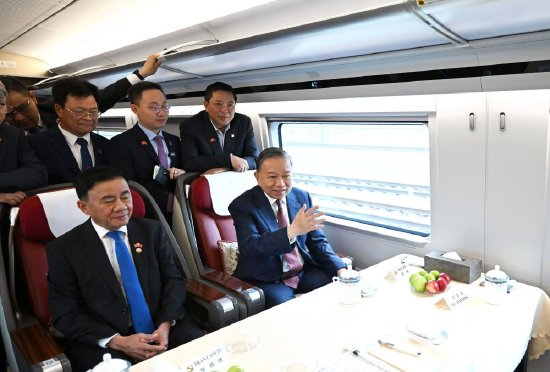 4月16日，越共中央总书记、国家主席苏林乘高铁离开北京，启程前往广西，继续在中国的访问行程。新华社记者 戴天放 摄