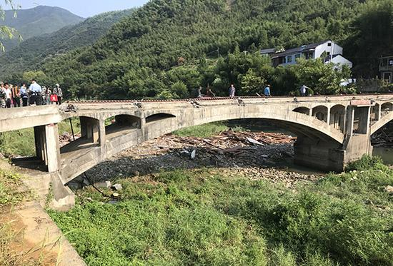 桐庐县廊桥垮塌现场。澎湃新闻记者 陆玫 摄