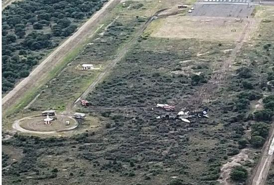 ▲事故发生后的现场图，坠机地点就在跑道不远处 &nbsp;图据Getty Images