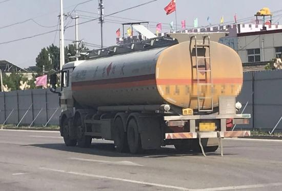 4名嫌疑人作案用的油罐车。警方供图